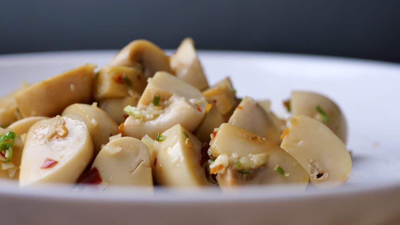 deliciosas setas en rebanadas con ajo y chile