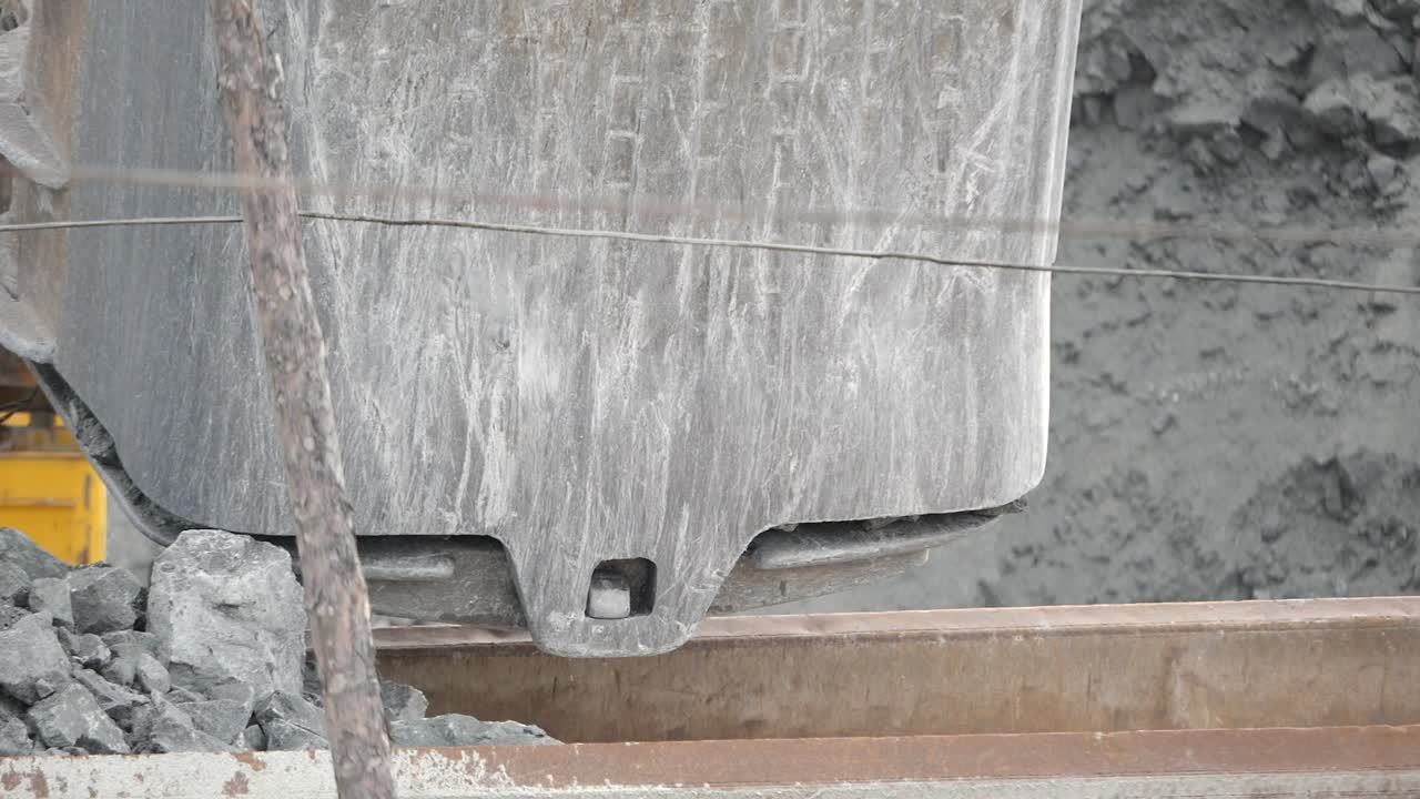 발굴기 버 로딩 재료