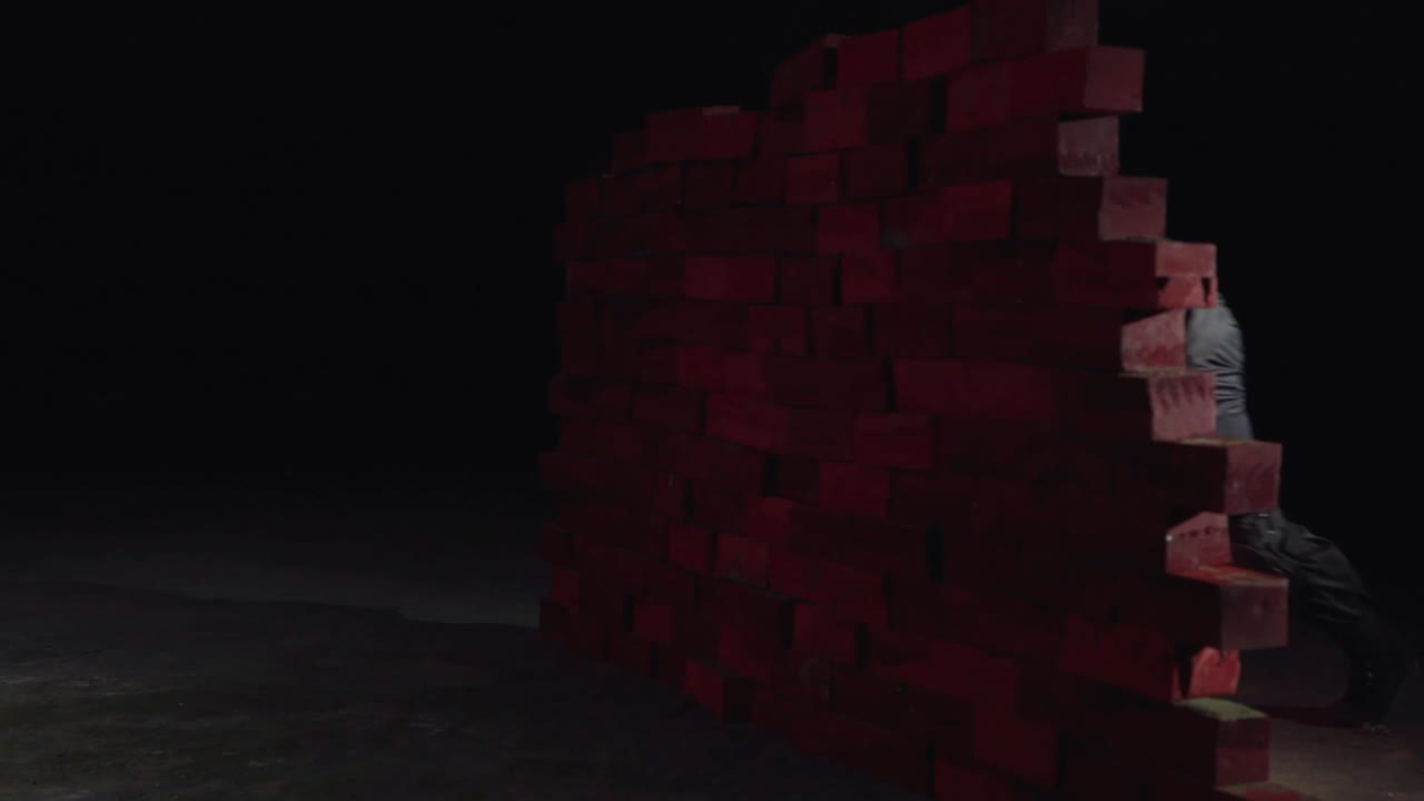 soldado cayendo durante la práctica de disparo con ladrillos rojos