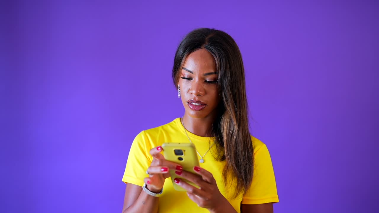 mujer usando su telefono