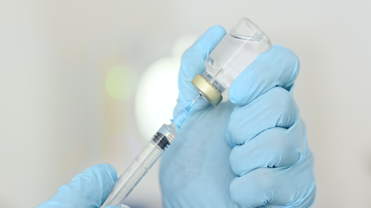 listo para inyectar a los pacientes una cura