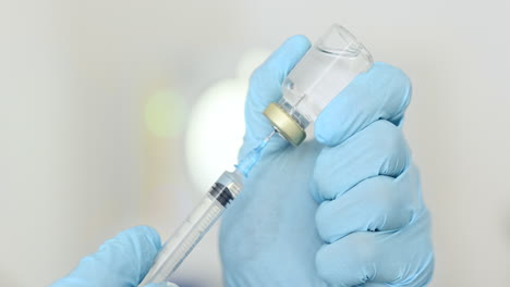 listo para inyectar a los pacientes una cura