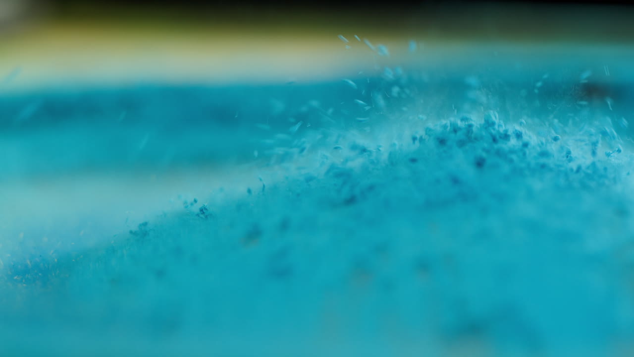 Primo piano di polvere blu che vibra e si muove.
