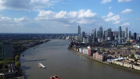 Panoramic-aerial-view-of-the-River-Thames-and-skyscrapers-in-London,-England