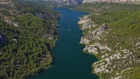 Vista-Aérea-Panorámica-De-Los-Cañones-Del-Río-En-El-Parque-Nacional-De-Krka,-Croacia