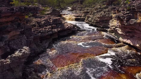 Vista-Aérea-De-Una-Cascada-Y-Un-Río-En-Medio-De-Una-Gran-Vegetación,-Chapada-Diamantina,-Bahía,-Brasil