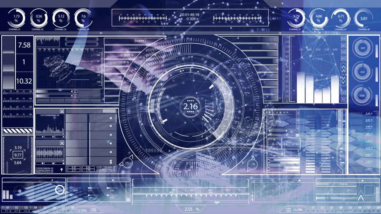 animación del procesamiento de datos contra la sección media del hombre de negocios tocando la pantalla futurista