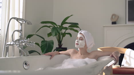 Mujer-Con-Mascarilla-Tomando-Un-Baño-Relajante