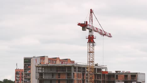 grúa trabajando en la construcción en la ciudad