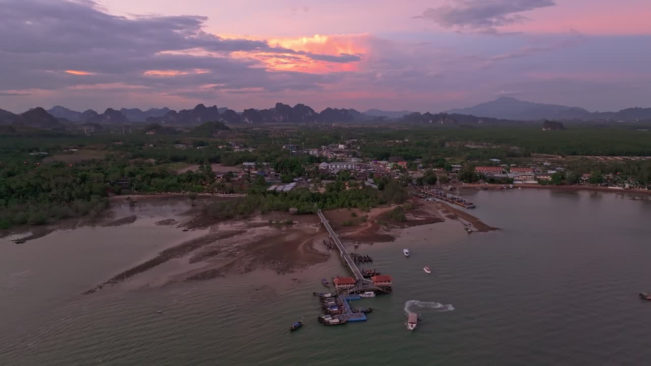 Traditionelle thailandske både sejler gennem glødende bugt, Thailand