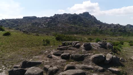 Vista-Aérea-De-Altas-Montañas-Rocosas