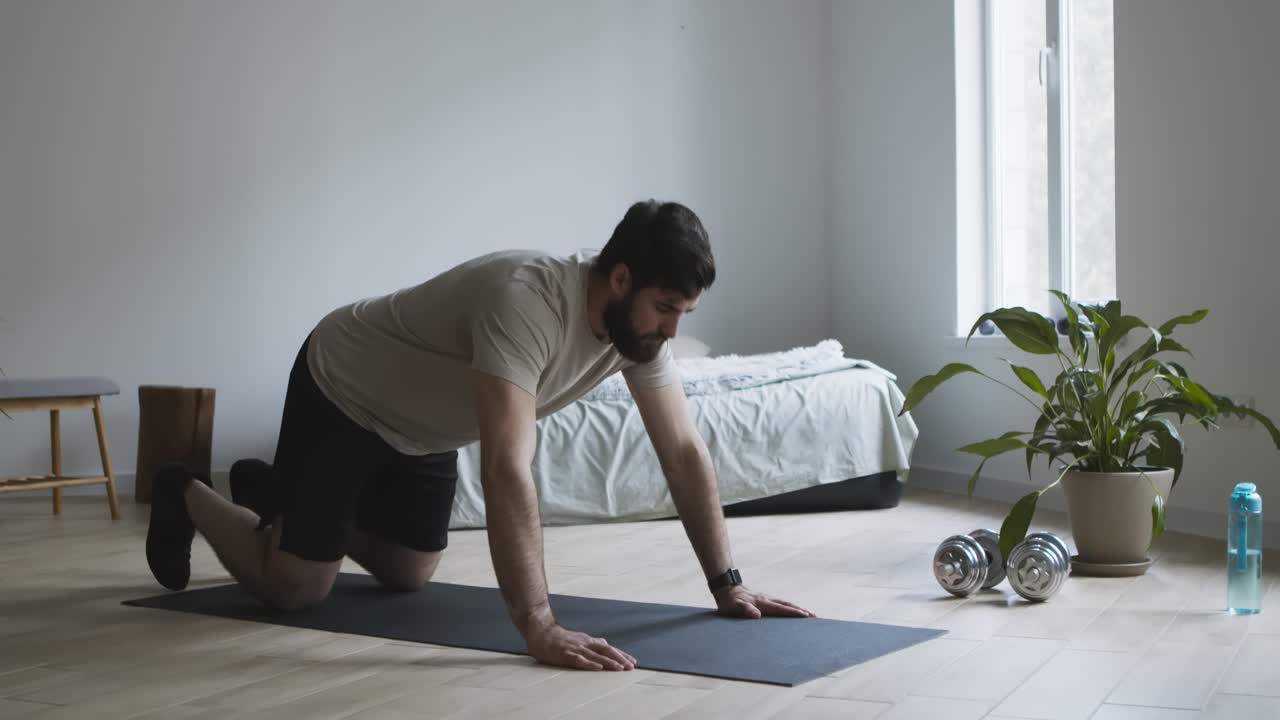 hombre haciendo flexiones en casa