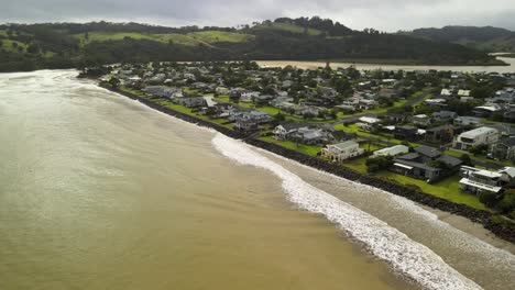 agua marrón del océano después de que el ciclón gabrielle pasa a través de cooks beach a lo largo de la península de coromandel de nueva zelanda el 14 de febrero