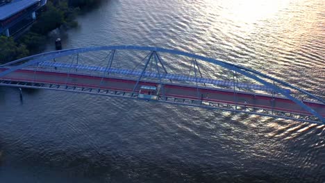 Fußgänger-Und-Radfahrer-überqueren-Die-Goodwill-Bridge-In-Queensland,-Australien