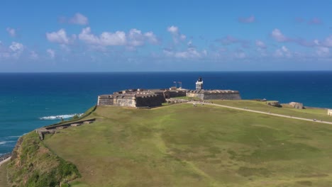 Castillo-San-Felipe-Del-Morro-Drone-Colorido-Disparado-En-Un-Cielo-Cristalino-1