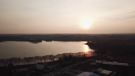 Lago-En-La-Ciudad-De-Olsztyn-Al-Atardecer,-Vista-Aérea,-Polonia