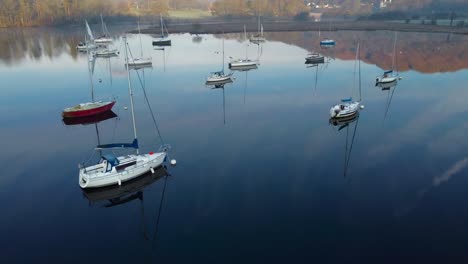 Pequeños-Veleros-En-Una-Clara-Mañana-De-Primavera-En-Ambleside,-Windermere,-Lake-District,-Reino-Unido