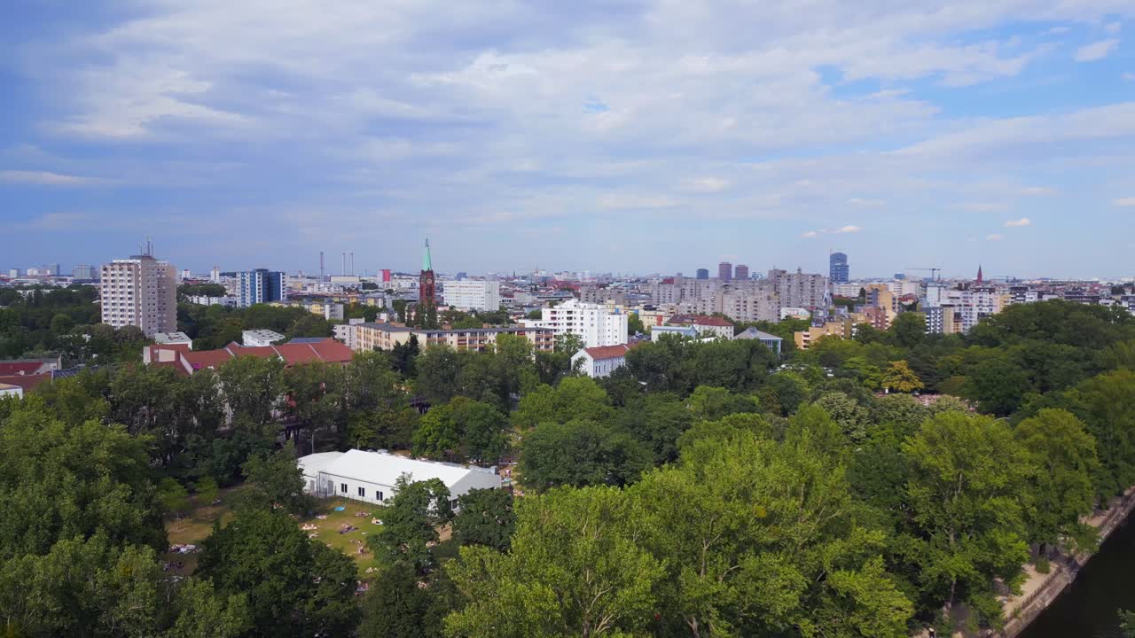 impresionante vista aérea de arriba vuelo piscina pública prinzenbad, ciudad berlin alemania día de verano 2023