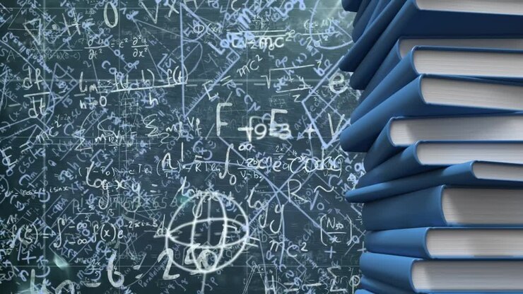 Digitale Komposition eines Bücherstapels vor einer schwarzen Tafel mit schwebenden mathematischen Gleichungen.
