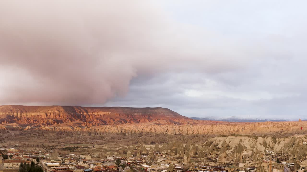 카파도키아, 터키 - 계곡 위 의 해 가 지는 것