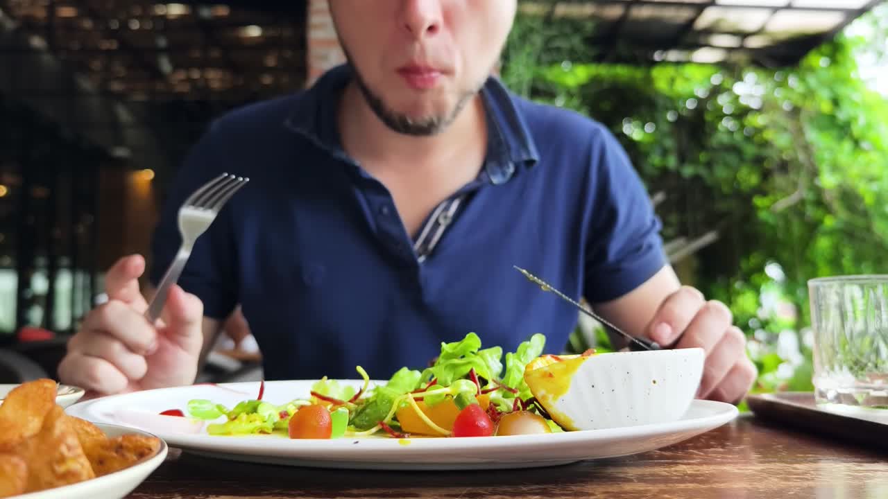 hombre comiendo una deliciosa comida en un restaurante