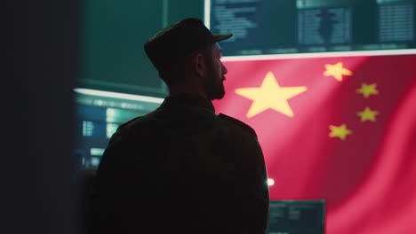 Chinesisches-Militärpersonal-In-Einem-High-Tech-Hacking-Raum-Der-Regierung