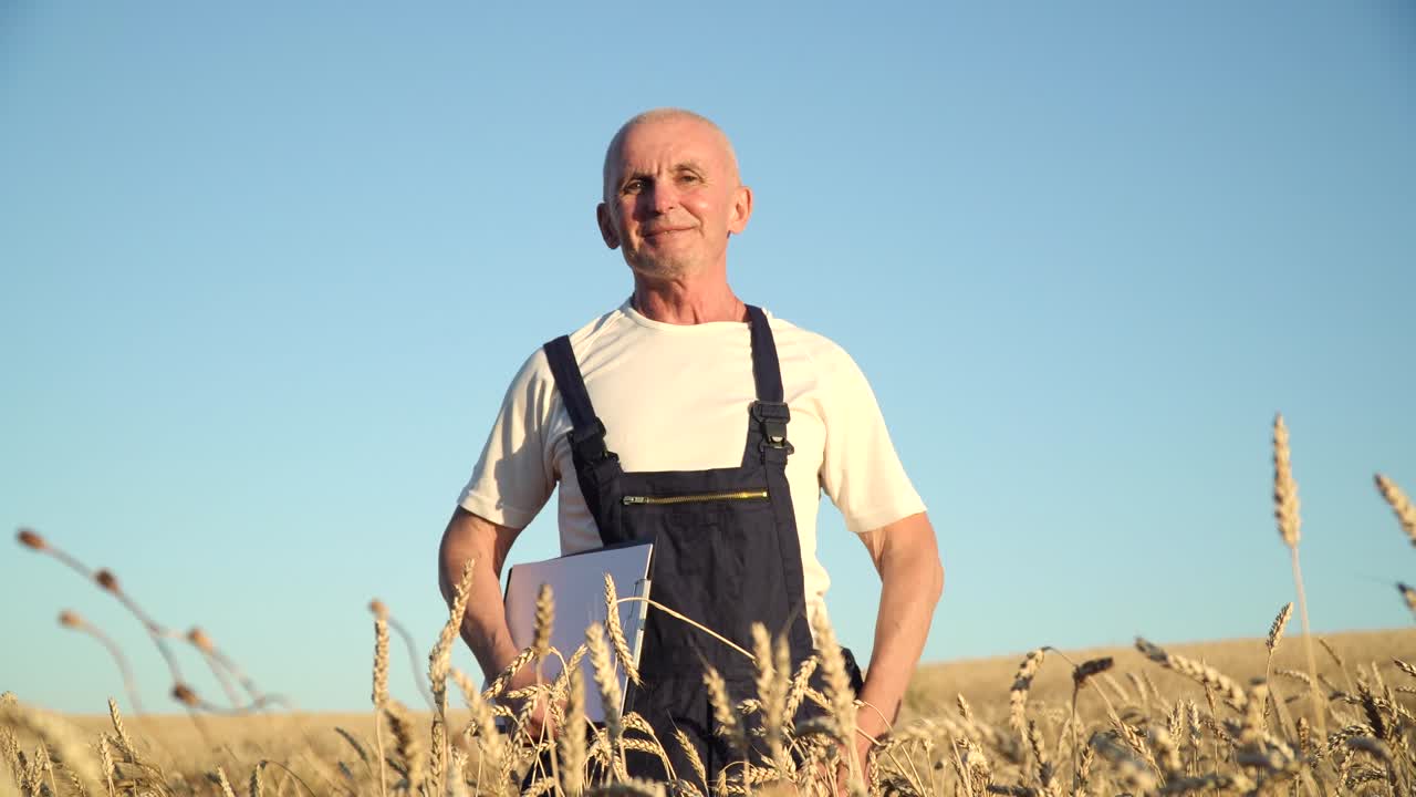 Ritratto di un anziano agricoltore caucasico allegro che sorride alla telecamera. Concetto di agricoltura.