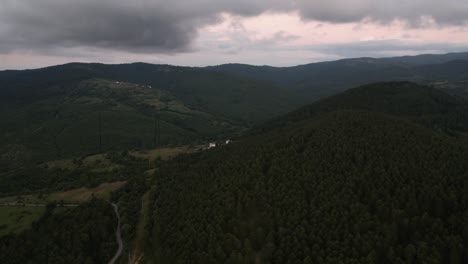 Gebirgsluft-Aus-Der-Luft,-Sich-Veränderndes-Klima-Und-Unsere-Welt,-Wälder-Mit-Sauerstoffquellen,-Drohnenansicht-Der-Bergkette