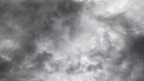 nubes oscuras y relámpagos en el cielo