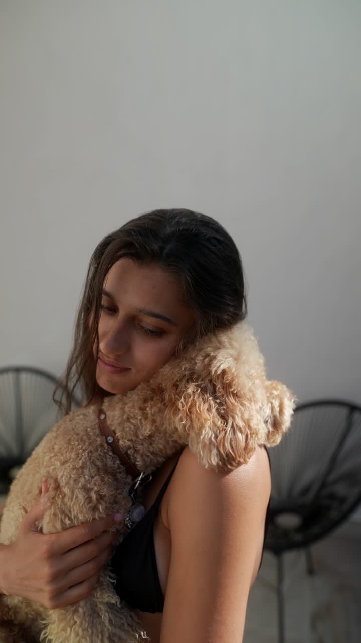 개 를 안고 있는 여자