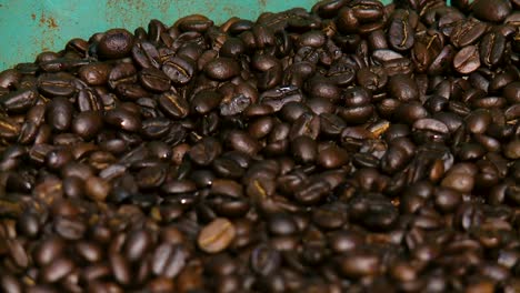 tostar y tostar granos de cafe