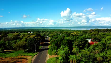 impresionante toma de vista de la ciudad verde de aregua con el famoso lago ypacarai al fondo, paraguay