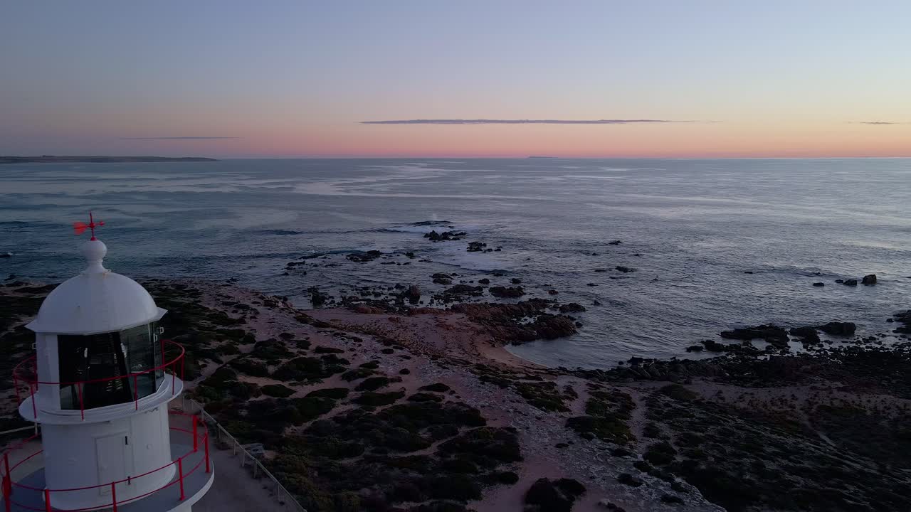 Ripresa aerea del faro di Corny Point con luce intermittente al crepuscolo, Penisola di Yorke, Australia Meridionale.