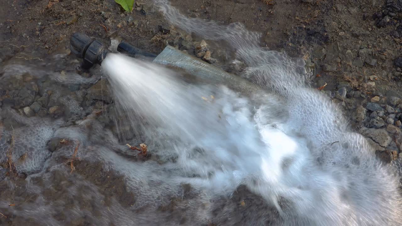 tubería de plomería en la carretera se rompió debido a las mejoras de la carretera causando una gran pérdida de agua