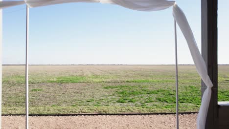 vista aérea de un avión no tripulado pasando por una capilla de bodas al aire libre en el campo 4k
