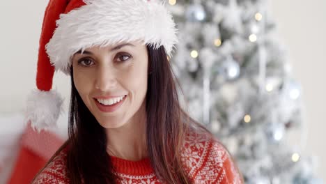 Hermosa-Joven-Sonriente-Con-Un-Sombrero-De-Papá-Noel