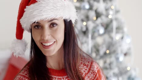 sonriente y hermosa mujer joven con un sombrero de santa