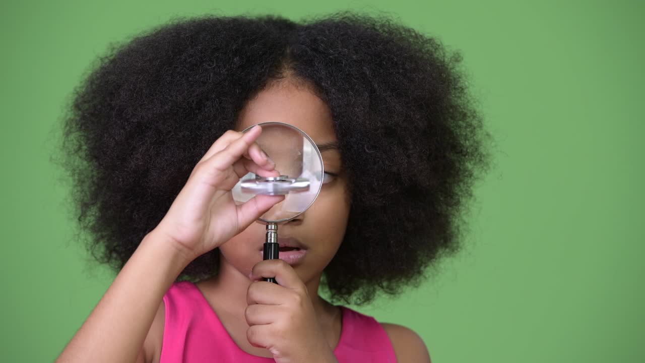 joven chica africana con cabello afro jugando con el girador inquietante