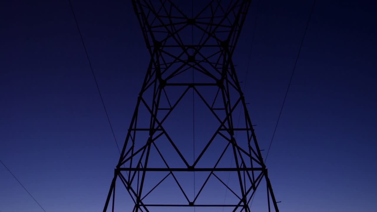 Højspændingsmast ved solnedgang 4k