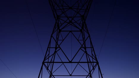 poste eléctrico de alta tensión durante la puesta del sol 4k 4k