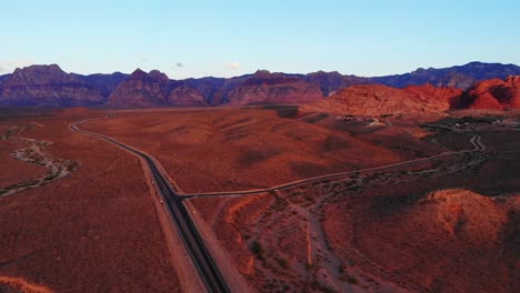 Morgenluftpanorama-Von-Südwestlichen-Autobahnen,-Die-Sich-Dem-Red-Rock-Canyon-In-Der-Nähe-Einer-Kleinen-Ländlichen-Berggemeinde-Nähern