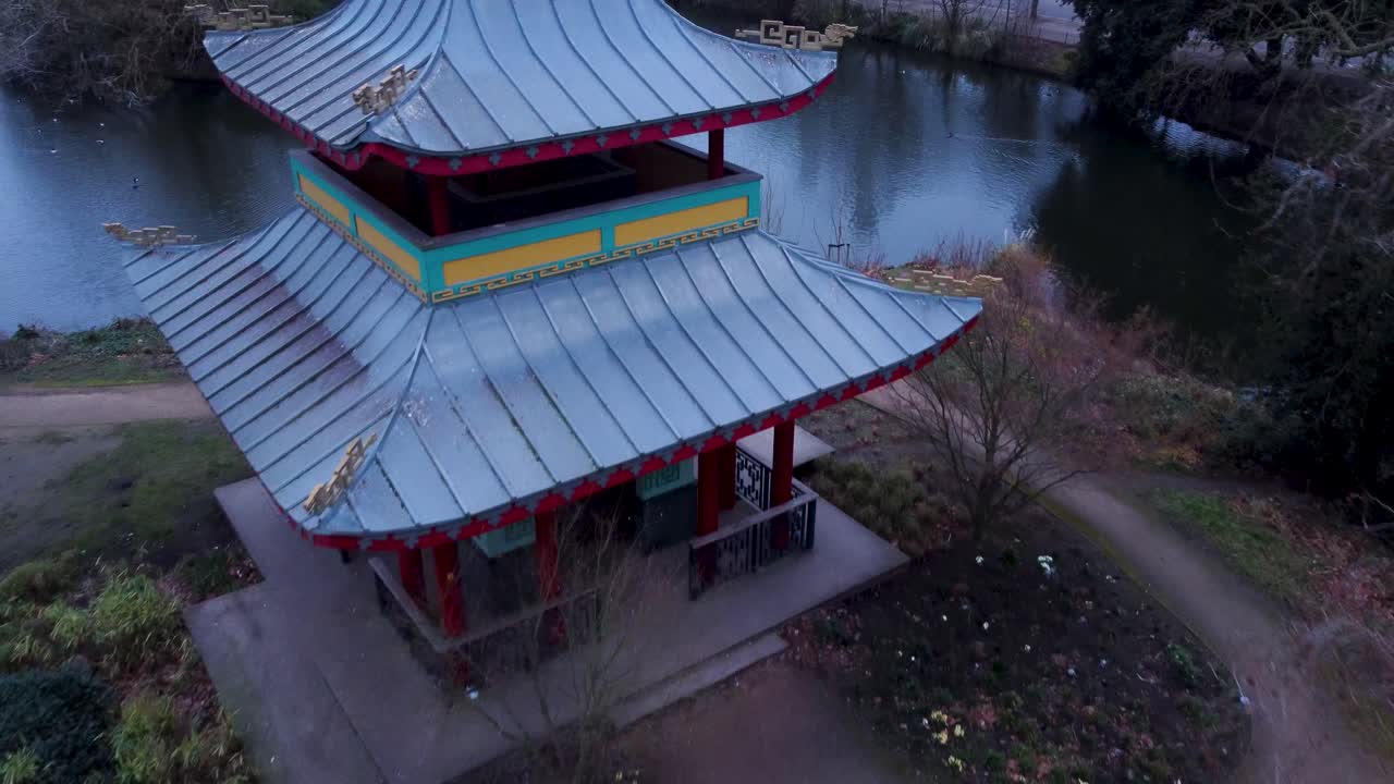 Một góc nhìn trên không thấp về chùa tháp trong công viên Đông London. Được quay vào sáng sớm với kỹ thuật bay lùi qua Chùa tháp Victoria Park