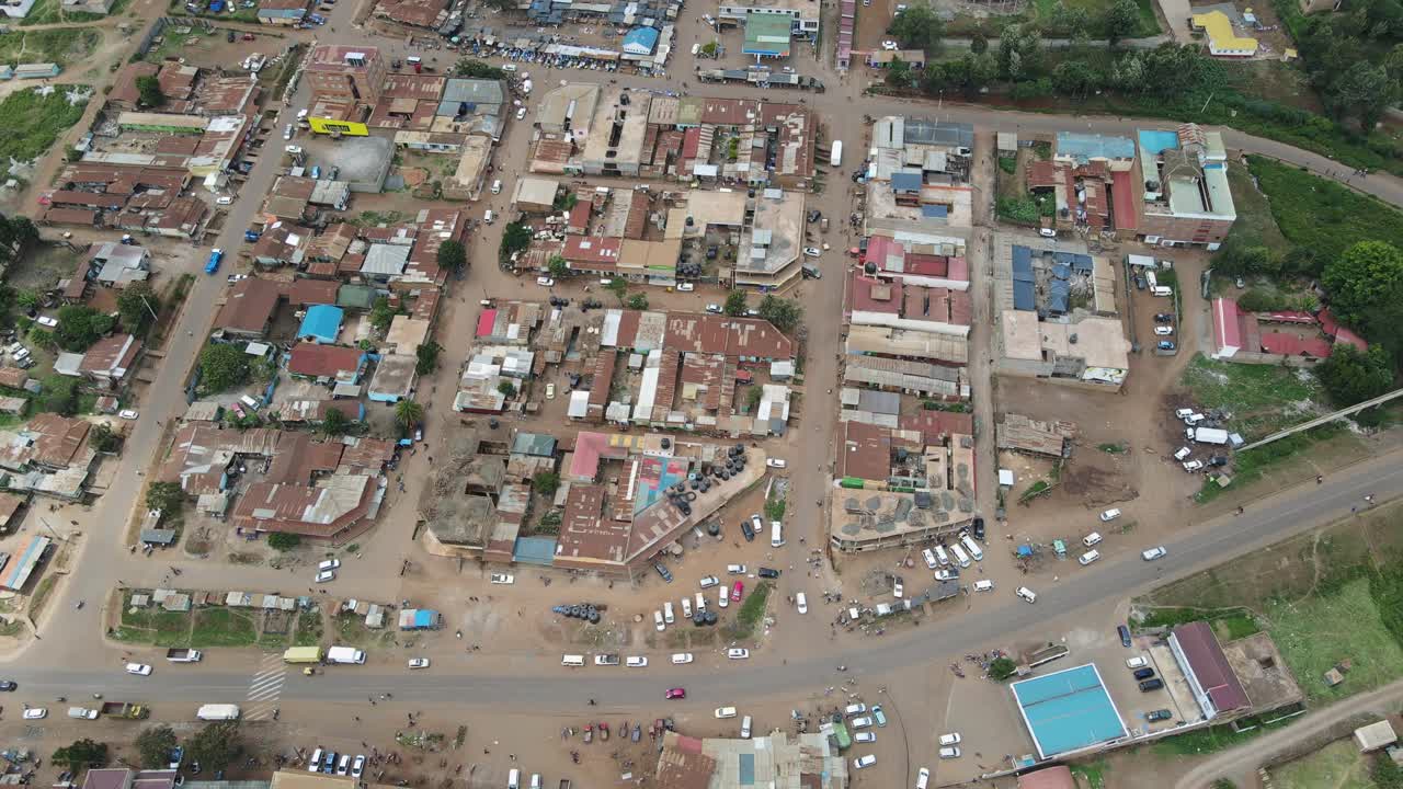Vista aerea di un'area urbana densamente popolata con strade ed edifici