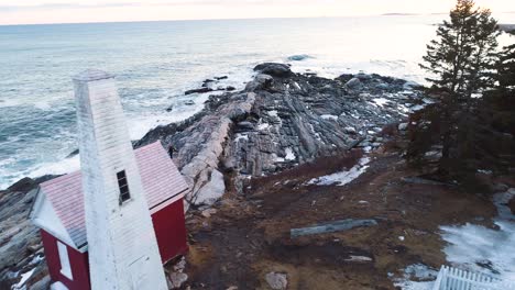 Tourist,-Der-Am-Grundgestein-Von-Grindel-Point-Light,-Islesboro,-Maine,-Vereinigte-Staaten,-Vorbeigeht