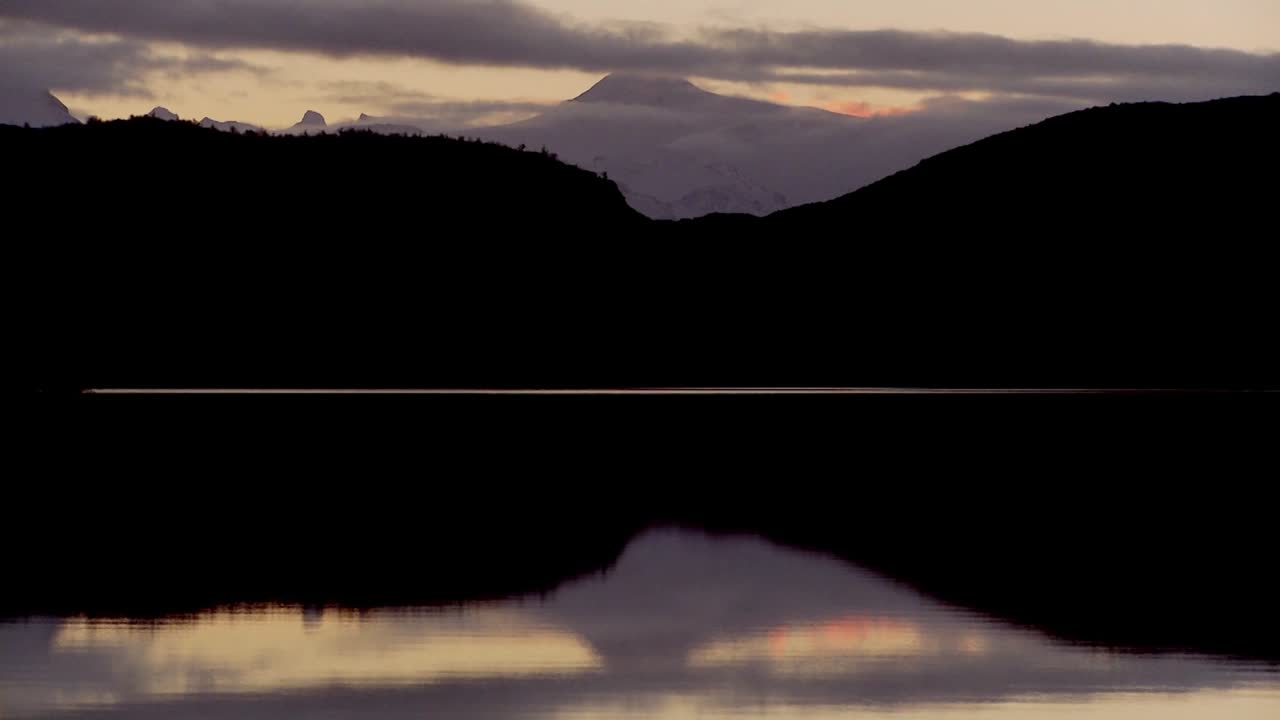 황혼 1 아르헨티나 파타고니아의 호수와 봉우리를 가로질러 팬