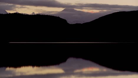 Schwenk-über-Seen-Und-Gipfel-In-Patagonien-Argentinien-In-Der-Abenddämmerung-1