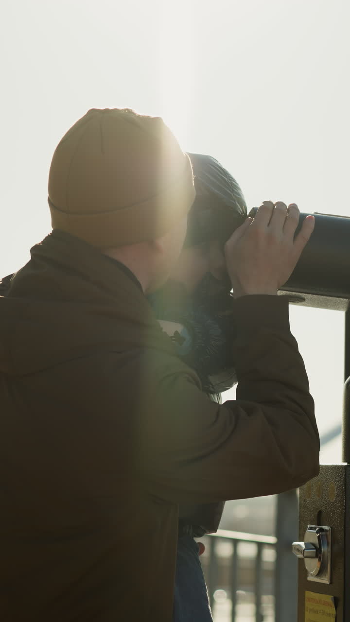 아버지는 사랑으로 아들을 망원경 앞에 올려 놓고, 아들이 호기심으로 망원경을 들여다보면서 그를 안내합니다.
