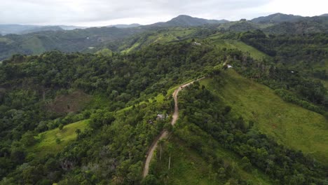 Vista-Aérea-De-La-Región-Montañosa-Entre-La-Ciudad-De-Moca-Y-La-Costa-Norte-De-La-República-Dominicana