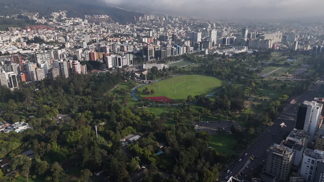 drone video vista aérea imágenes de quito amanecer temprano ciudad capital de ecuador la carolina parque tráfico catedral metropolitana de quito horizonte sudamericano