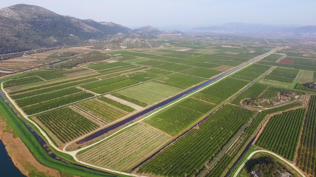 vuelo sobre zona agrícola en el delta del río neretva en croacia.
